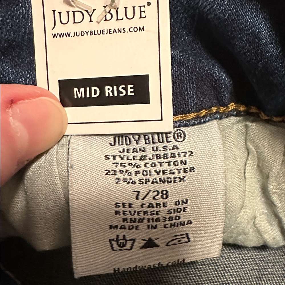 Judy Blue Mid-Rise Indigo Distressed Jeans / Frayed Tulip Hem - Size 7/28 - NWT - Picture 7 of 7